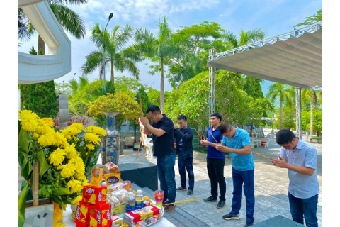 CÁN BỘ NHÂN VIÊN LP LAND DÂNG HƯƠNG TƯỞNG NIỆM CÁC ANH HÙNG LIỆT SĨ TẠI NGHĨA TRANG LIỆT SĨ QUỐC GIA VỊ XUYÊN TỈNH HÀ GIANG