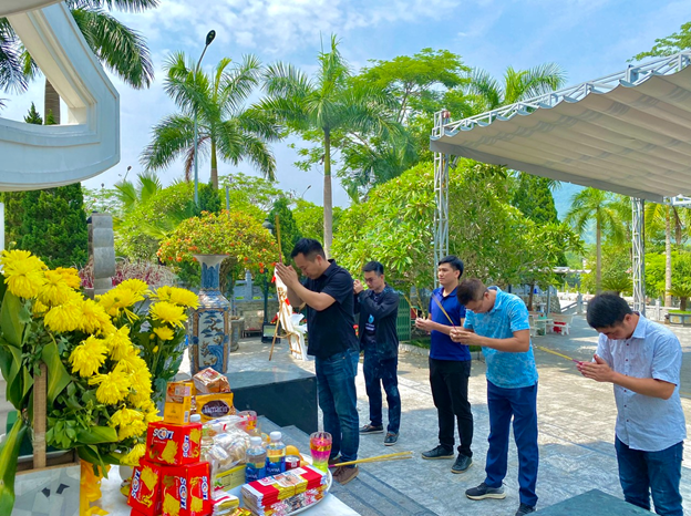 CÁN BỘ NHÂN VIÊN LP LAND DÂNG HƯƠNG TƯỞNG NIỆM CÁC ANH HÙNG LIỆT SĨ TẠI NGHĨA TRANG LIỆT SĨ QUỐC GIA VỊ XUYÊN TỈNH HÀ GIANG